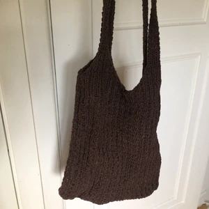 Väska - Säljer denna fina bruna tygväska från shein. Väldigt bra kvalitet & väldigt användbar. Väldigt bra för stranden eller vad som helst. Orginalpriset var 115 kr. Säljer då den inte var min stil, aldrig använd. Tar swish. Köparen står för frakt 🥰 Valfri frakt