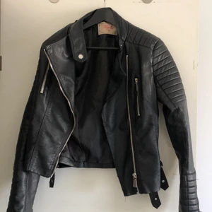 Skinnjacka  - Svart fin skinnjacka i strl 42 men den är rätt liten i storleken så den passar bra på dem som har 38 i vanliga fall. Bra skick förutom att tyget spruckit i armhålan på insidan men inget som syns utvändigt 😉