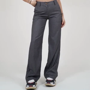 Venderby’s gråa kostymbyxor - Säljer mina kostymbyxor som verkligen sätter sig så fint, då jag redan har ett par liknande. Har inte användt de så mycket, kanske 3-4 gngr så kvaliteten är som ny skulle jag säga. Köparen står för frakt, skriv till mig om du har frågor eller är intresserad!🥰