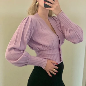 Superfin kofta i en somrig ljuslila färg💜 -  Superfin kort ribbad kofta i en somrig ljuslila färg💜 Så snygg över en klänning eller till ett par ljusa jeans. Använd endast ett fåtal (1-2) gånger, superfint skick! Frakt tillkommer på 66kr🌸