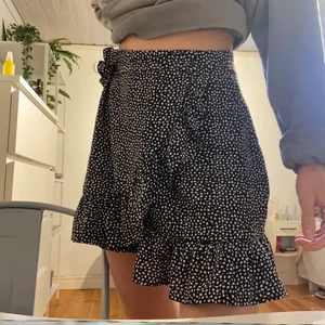 Kjol - Prickig o härlig kjol med volang, perfekt till sommaren! Aldrig använd. 💘