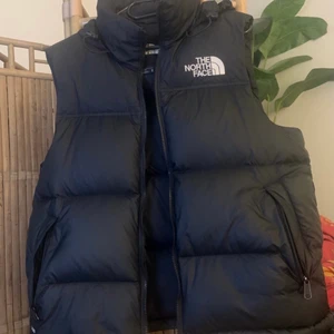 North face väst - Säljer min north face väst - har använts då och då men har inga synliga tecken på användning -  det långa priset beror på att jag vill sälja den snabbt eftersom den bara är hemma i garderoben och samlar damm - ingen återbetalning - nypris : 2 495 kr - 