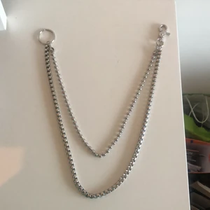 Byxkedja  - Jättefin silvrig byxkedja storlek går att reglera