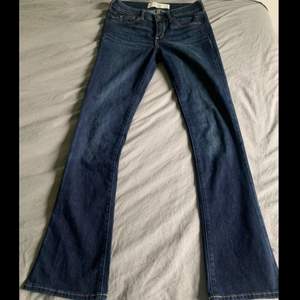 Lågmidjade jeans från abercrombie & fitch i storlek 25/31, jättebra skick💕