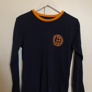 Långärmad T-shirt - Långärmad T-shirt från lee, köpt på carlings. Använd ca 3 gånger. Den är i nyskick. Lite tjockare material och väldigt bekväm. Storlek M. Köparen står för frakten💗