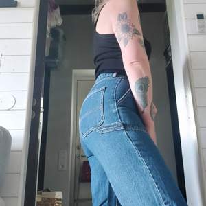 Croppade jeans i mörkblå denim, köpt på monki. jag är 163 cm och de är till ankeln på mig. 