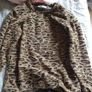 Nakd tröja med långärm och axelvaddar, st Xxs - Säljer en långärmad tröja från NA-KD i storlek xxs. Eftersom att den har axelvaddar har den tyvärr inte kommit till användning så mycket som jag hade hoppats. 