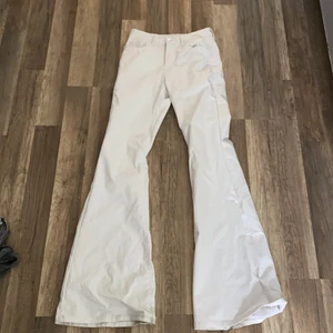 Byxor - Ett par byxor i storlek s är väldigt långa för mig som är 1,60 material är jeans/lite skin sitter väldigt bra i rumpan och resterande och dem går lite ut där nere 