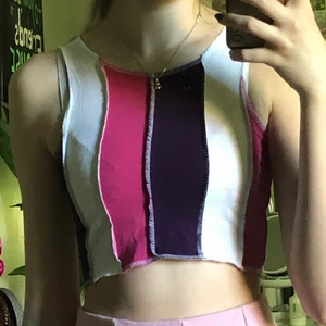 Patchwork topp - En fin patchwork/ overlock/ remake topp som jag har sytt själv av andra återvunna t-shirts, använd en gång men tyckte inte riktigt att den är min stil 🤍BUDA🤍