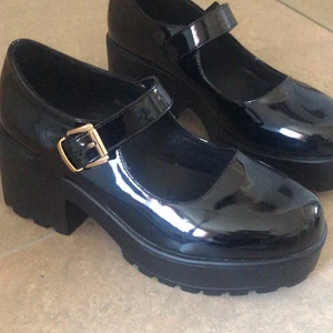 mary jane skor - supersöta och sköna mary jane skor. endast använda utomhus 1 gång :) <3 