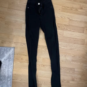 Molly jeans  - Molly jeans från Gina tricot i strl Xs, i begagnat skick