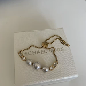 Michael kors armband  - Superfint armband i guld från Michael kors. Knappt använt. Kan posta men då står köpare för frakt. 