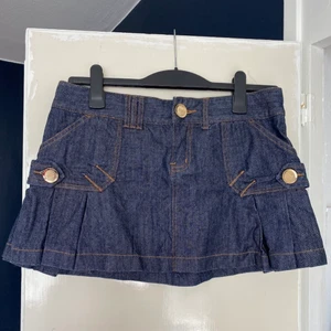 jeanskjol - Otroligt snygg jeanskjol, bra skick. Kjolen är förstor för mig och visar inte sitt fulla potential på sista bilden. Jag är 162 cm lång, höftmått ca 76 cm.  Senaste bud: 120