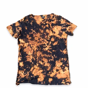 Svart tiedye T-shirt - Svart tiedye T-shirt. Fraktar helst men kan också mötas upp i Sthlm