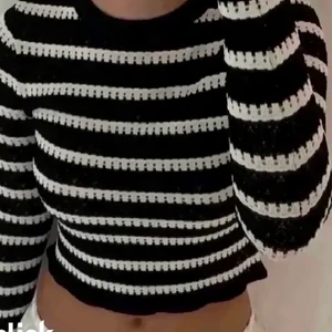 Zara randig spets topp - (Lånade bilder)Säljer min superfina randiga spets top från zara. Den är helt slutsåld och i väldigt fint skick. (Använd Max 3 gånger). Skriv privat för fler bilder❤️❤️