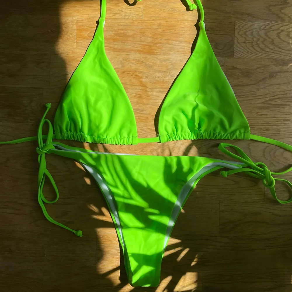 En jättefin  triangle bikini i färgen grön som är helt ny och oanvänd, st på bikini är en S/M. Tillkommer ej pads.Kan mötas upp i Stockholms innerstad eller posta den, köparen står för frakten. 💚. Övrigt.