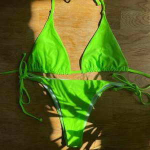 En jättefin  triangle bikini i färgen grön som är helt ny och oanvänd, st på bikini är en S/M. Tillkommer ej pads.Kan mötas upp i Stockholms innerstad eller posta den, köparen står för frakten. 💚
