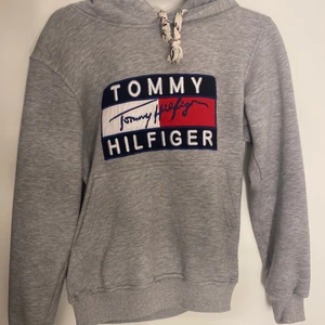 Hoodie - Jättemysig Tommy Hilfiger hoodie som tyvärr inte kommit till användning. Skriv vid intresse, köparen står för frakt💞