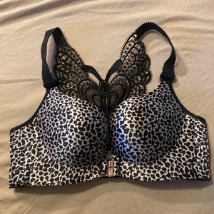 Super gullig bh med fjärlis rygg - Bh:en är aldrig använd. Den har många gulliga detaljer så som den coola ryggen som är en fjäril. Den är rätt så vadderad. Den är i storlek 36/38, jag köpte den från nätet