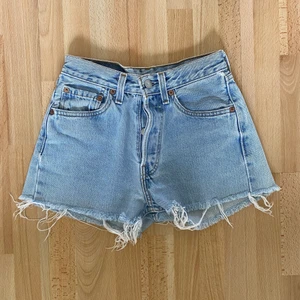 LEVIS SHORTS (VINTAGE) - Sitter ungefär 22 i midjan. 