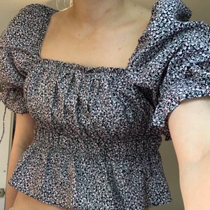 Söt topp storlek S - Söt topp från HM, storlek xs/s, som jag säljer då den inte passade mig, endast testad, fick den när jag fyllde år men lyckades tappa bort kvittot. Nypris 149 kr, säljs för 99kr + ev frakt.