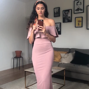 Rosa klänning 🌸 - Perfekt midsommarklänning🍓🌸 från Nelly stl S, jag är 177cm på bilden. Använt vid endast ett tillfälle så i gott skick! Köparen står för frakten 