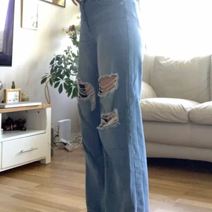 Jeans - Baggy jeans från shein i storlek Xs, säljs för att jag knappt använde de, jag är 164cm och de passar jätte bra, köparen betalar frakt. Kan mötas upp i Göteborg, om du undrar något är det bara att fråga💕 priset kan diskuteras