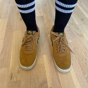 Nike Air Force 1 Low 3D Chenille Swoosh Muted Bronze - Nike Air Force 1 Low 3D Chenille Swoosh Muted Bronze.  Använda Max 2-3 gånger. Condition 9/10. Nypris ligger runt 1800. Retailpriset ligger mellan 1000-1200. Så tänkte mig 1000kr för dom. Eller snabb affär går priset att diskutera.