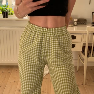 Grön-rutiga byxor - Säljer dessa byxor från subdued. Jättefina till sommaren! De är ganska långa i benen (passar mig perfekt som är 176 cm) frakt ingår ej💗
