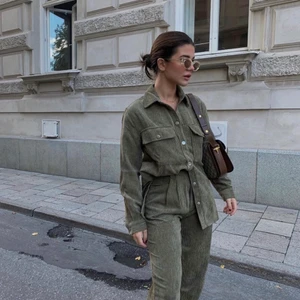 Set från Gina Tricot i storlek S/34 - Set från Gina Tricot i storlek S/34! Skjorta i storlek S och byxor i storlek 34, helt nytt/aldrig använt, endast testat. 