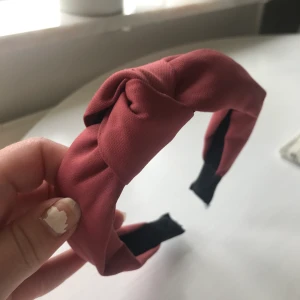 Diadem - Trendig diadem i härlig gammelrosa💕 tveka inte att höra av er vid funderingar! Obs skriv till mig innan ni klickar på köp nu 🫶
