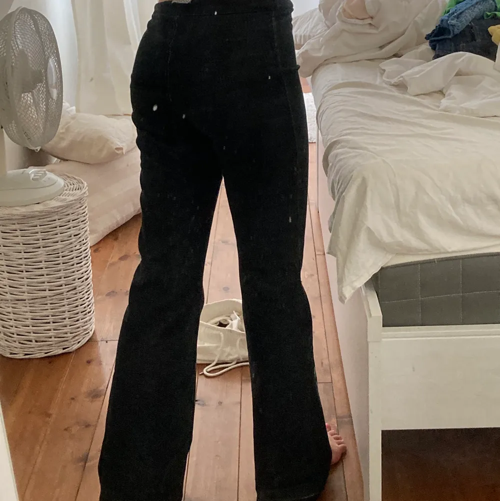 super coola byxor men nån flagga nere på benet! köpta secondhand! lågmidjade!💞 jeans material fast mjukare! passar mig som är 165cm och har en innerbenslängd på 75cm!. Jeans & Byxor.