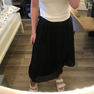 Plisserad kjol - Svart plisserad kjol från NAKD i strl 36. 50kr + frakt