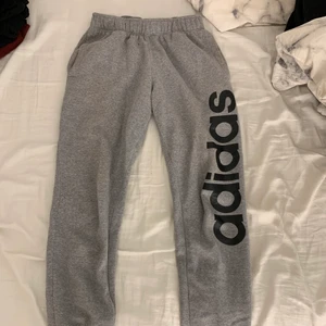 Adidas mjukisar  - Storlek M, 50kr