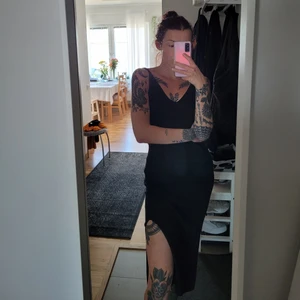 Klänning  - En till svart klänning. Den här modellen går ca 20 cm över knäna (jag är 173)  och har slits på båda sidor och är lite slappare. Luftig och skön, perfekt till sommaren 🌼