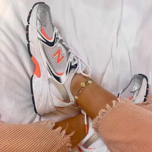 New balance 530 storlek 38 - Första bilden är lånad. Endast provat, skorna var för små för mig. De är slutsålda överallt i denna korall/persika färg i storlek 38🍑