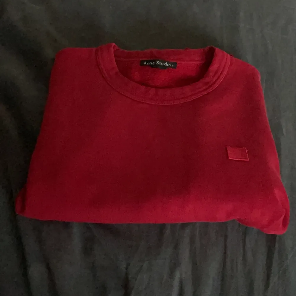 Säljer min snygga röda sweatshirt från Acne studios, säljer den pågrund av att den inte komma till så mycket användning. Den är i väldigt fint skick.. Tröjor & Koftor.