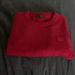 Säljer min snygga röda sweatshirt från Acne studios, säljer den pågrund av att den inte komma till så mycket användning. Den är i väldigt fint skick.