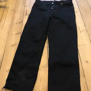 Raka svarta jeans köpta på zara. De är ”fransiga” längst ner och är varken låg eller högmidjade utan sitter väldigt fint i midjan, de ser lite fläckiga ut på första bilden men det beror på ljuset. De är knappt använda och är som nya. Köparen står för frakten💗💗