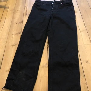 Raka jeans - Raka svarta jeans köpta på zara. De är ”fransiga” längst ner och är varken låg eller högmidjade utan sitter väldigt fint i midjan, de ser lite fläckiga ut på första bilden men det beror på ljuset. De är knappt använda och är som nya. Köparen står för frakten💗💗