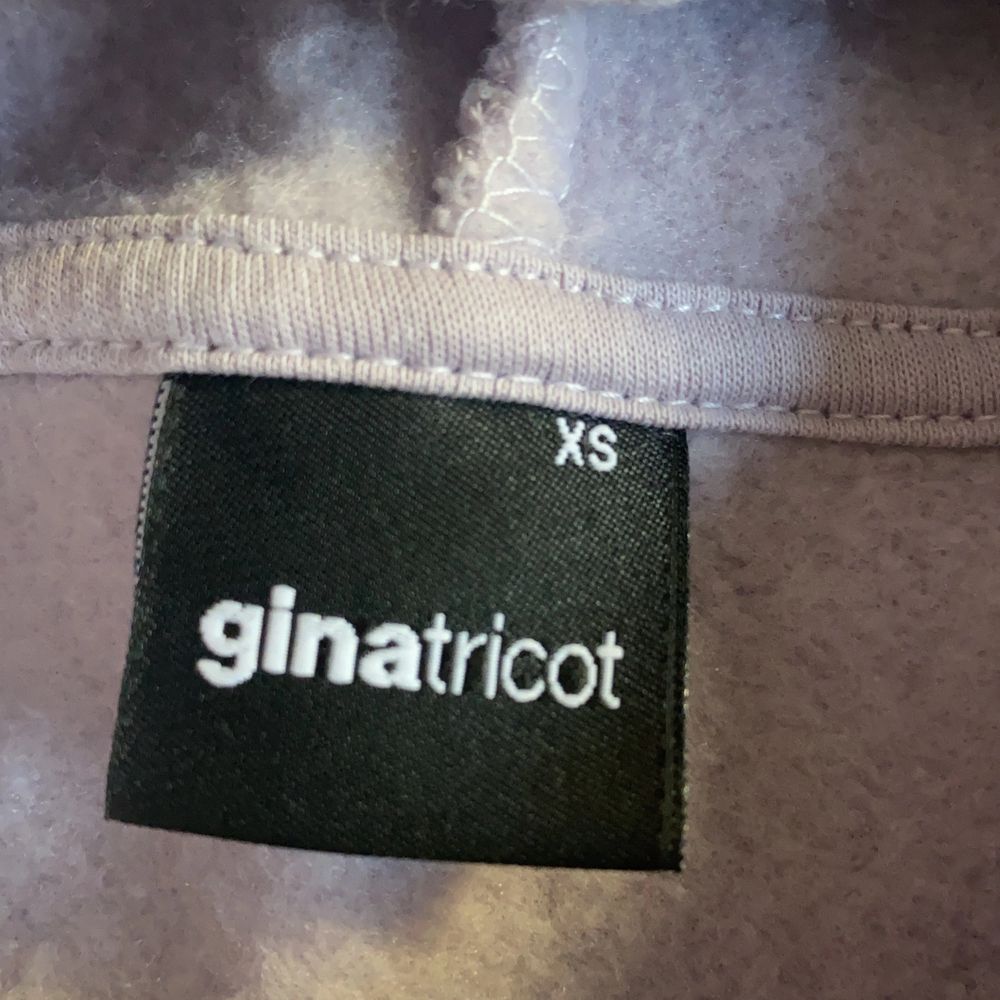 En jättefin pastell lila kort hoodie från Ginatricot. andvänd en gång då den inte passade💗 köpare står för frakt. Huvtröjor & Träningströjor.