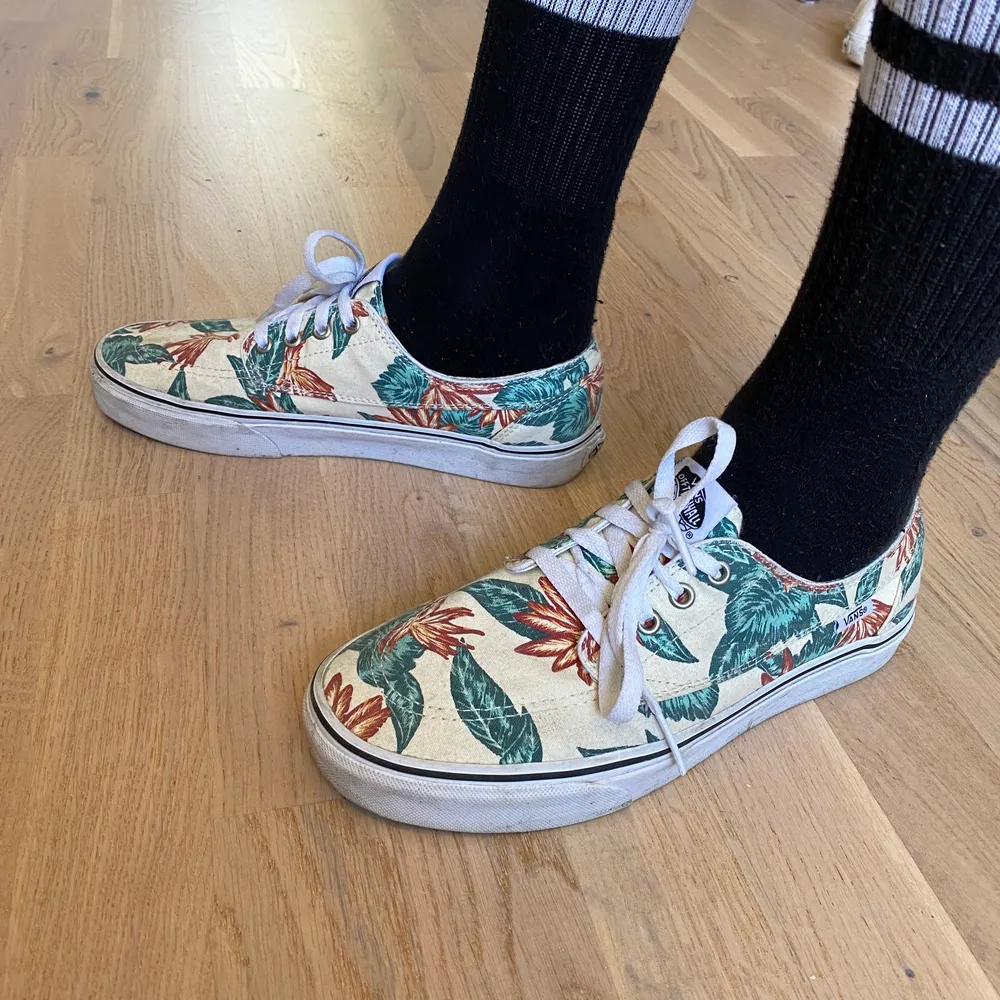 Blommiga Vans med mönster. Vet ej nypriset på dessa. Men vill ha 250kr. Har lite smutsig sula. Kommer självklart fixa det innan ni får varan. Finns i Skärmarbrink i Stockholm. Så kan mötas upp i Stockholm eller skickas. Storlek 40. Unisex.. Skor.