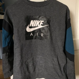 Nike sweatshirt - Vintage Nike sweatshirt som är i bra skick🥰 är XL i barnstorlek vilket motsvarar S😊