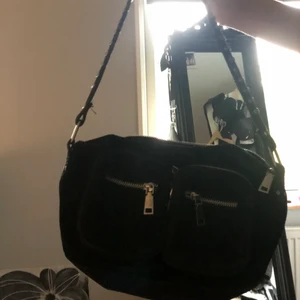 Connie bag  - Denna är från vintern 2020. Använt ganska mycket och gör mig av med den för jag har för många väskor!💕 Alltid frakt och först till kvarn.👍🏻