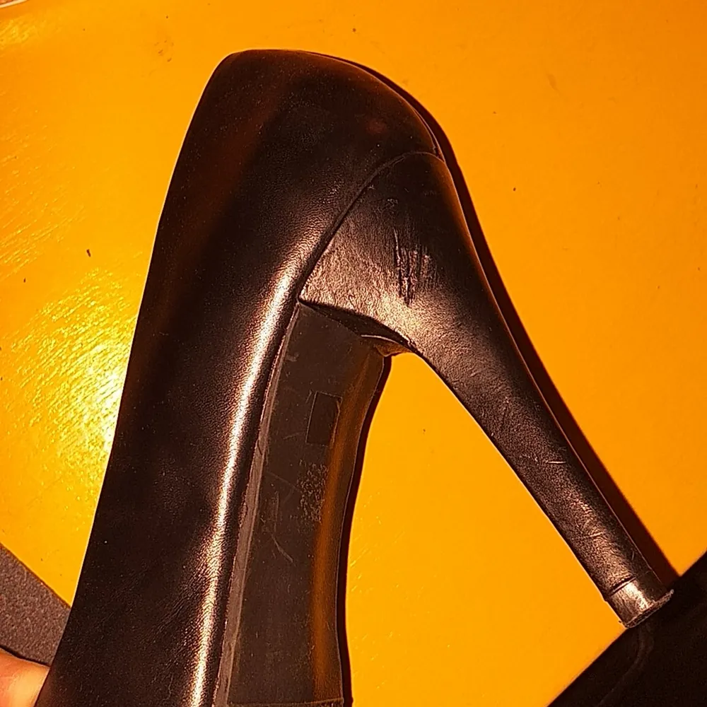 Ett par svarta pumps från SMH Shoes i skinn stl. 39 men känns mer som 38 eftersom jag har 39 i skostorlek och de är lite små för mig. Riktigt fina festskor med en lite skavank på ena klacken annars helt rena. Sulan är i gummi vilket gör dem mer bekvämma att gå i. . Skor.