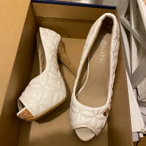 Skor  - Använt som nyt. Väldigt snygg skor vilka man kan använda under värma dagar. 