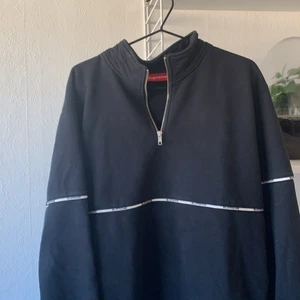Supreme half zip - En fin half zip från Supreme! Bra skick, köpt direkt från deras hemsida typ 2018 tror jag! Hör av er om ni har några frågor 😎 priset är diskuterbart 😩