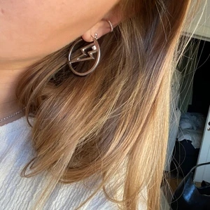 Blixt örhängen - Säljer ett par så coola blixtörhängen!! Köpta på nån butik i USA så garanterat väldigt unika. Frakt 11kr :)🧡🧡