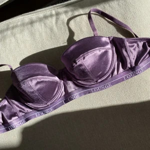 Balconette bh - Balconette bh som aldrig använts. Lila satin. Storleken motsvarar ungefär en 75D, men skulle säga att den passar en C-kupa bäst.