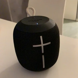 Wonderboom Högtalare - Hej, säljer min fullt fungerande/nästan helt nya Wonderboom 1 eftersom jag ska köpa Wondeeboom 2. Den connectar supersnabbt med Bluetooth och har väldigt hög ljud kvalite samt helt vatten och regntålig.           Laddarsladd medföljer Klarar av att bli tappad i pool då den flyter. Köpt på Elgiganten för 999kr